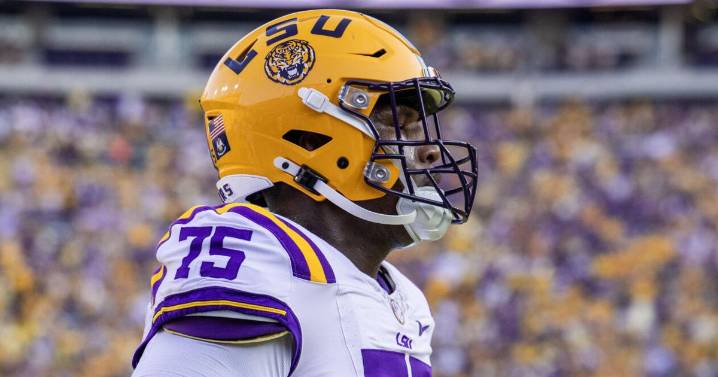 LSU football, Brian Kelly keeps Weston Davis at right tackle