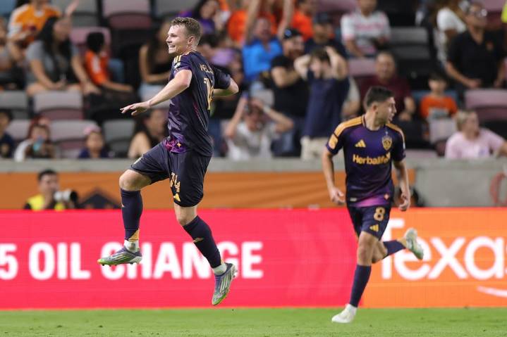 Galaxy rally late to earn draw with Dynamo