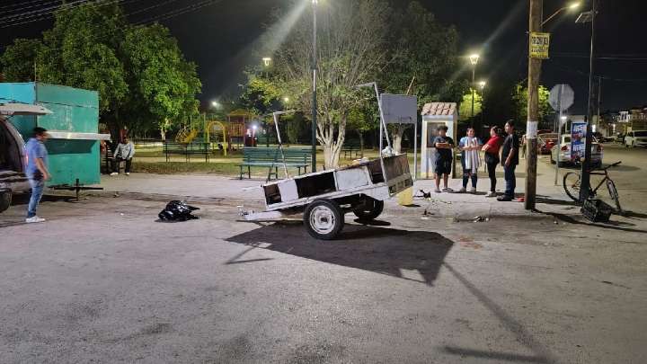 Menores motociclistas chocan puesto de tacos en Torreón; agredieron a afectados con piedras y destruyeron el carrito