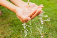 Dos hábitos diarios que producen un inmenso consumo de agua y contaminación de acuerdo con la ciencia