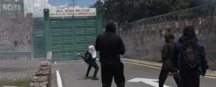 Padres de los 43 bloquean autopista del Sol; normalistas lanzan petardos a cuartel militar