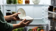 Colocar sal gruesa dentro de la heladera: por qué recomiendan hacerlo y para qué sirve