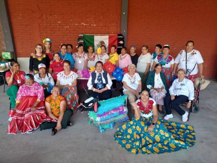 Adultos mayores del CEDECO clausuran actividades del mes patrio con alegría y...