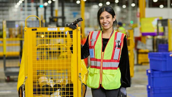 Amazon recruiting 1800 workers ahead of Christmas rush, with pay to start at $32.64 and on