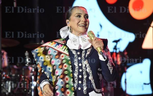 Inicia presentación de Aída Cuevas ante pocos espectadores