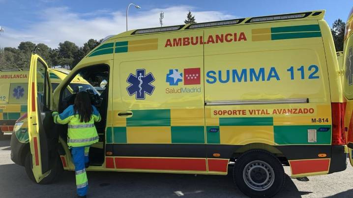 Herido grave un conductor tras chocar con dos árboles y volcar el vehículo en la A
