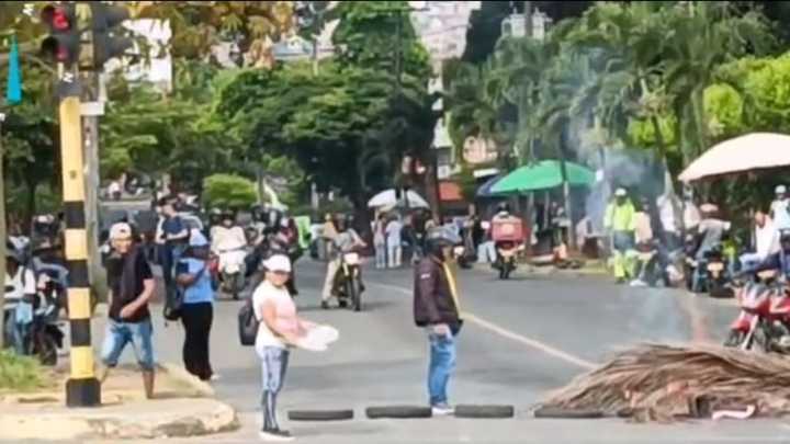 Más de tres meses sin agua | Habitantes de zonas de ladera de Cali bloquean vía principal en el sur de la ciudad y generan caos vehicular