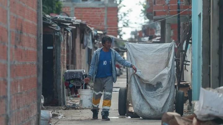 La UCA cuestiona los datos del INDEC sobre pobreza y advierte sobre su magnitud real