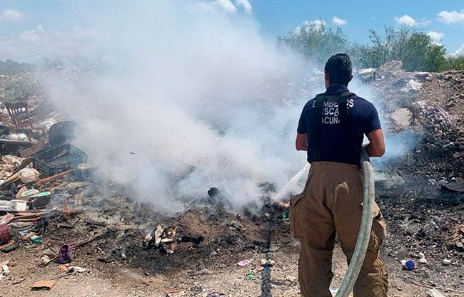 Moviliza a Bomberos incendio de predio en Acuña