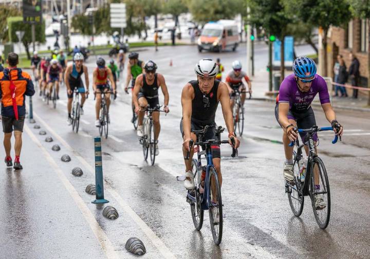 Diego Méntrida y Marina Muñoz vencen en el Triatlón Ciudad de Santander