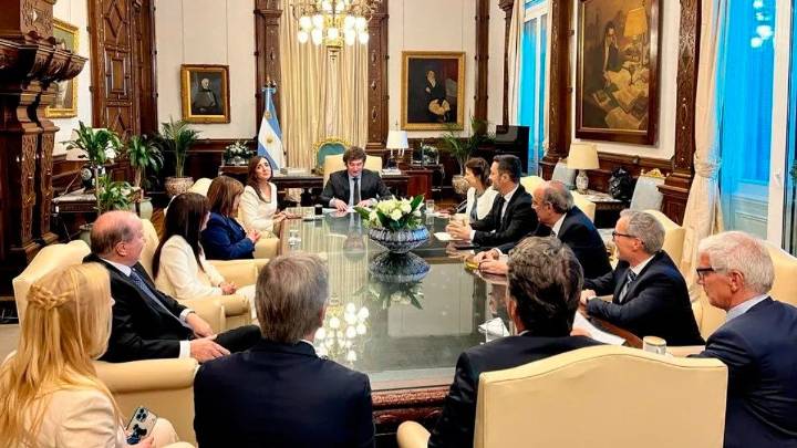 Milei reunió al Gabinete por segunda vez en el día, tras la derrota electoral en…
