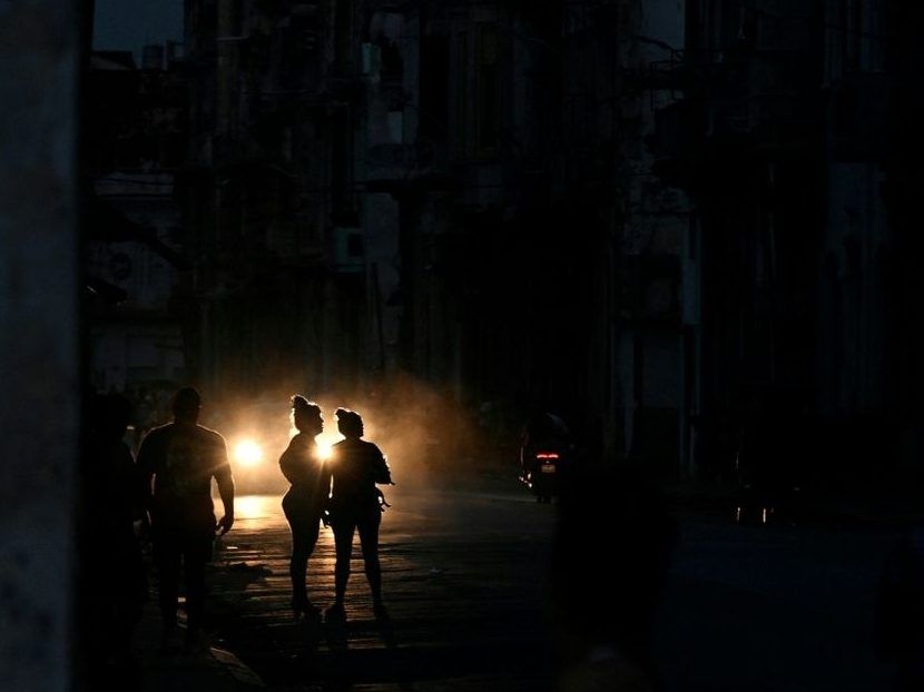 Electricity returning to Cuba after total blackout