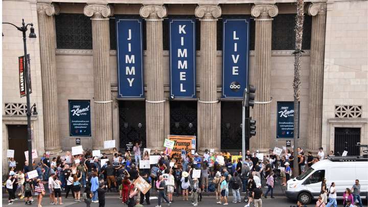 Protestas en Nueva York tras polémicas declaraciones de Donald Trump sobre la suspensión del programa de Jimmy Kimmel