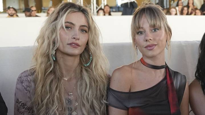 El abrazo de Ester Expósito y Paris Jackson con el que firman la paz