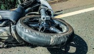 Se lesiona motociclista