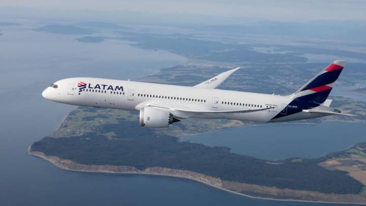 Latam anuncia giro histórico en sus vuelos y hace nueva apuesta a rutas cortas