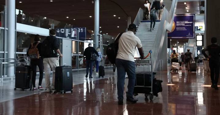 La policía del REINO UNIDO ARRESTA a un hombre vinculado al CIBERATAQUE que afectó aeropuertos europeos