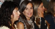 El abrazo de la Reina a la monja adoratriz Milagros García en un congreso sobre trata y prostitución