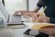 Lanzan becas educativas para personas refugiadas y solicitantes de asilo en México