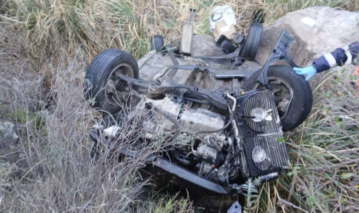 Un auto despistó, cayó 200 metros por un barranco y el conductor murió en el acto