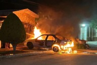 Incendio consume vehículo en colonia de La Paz