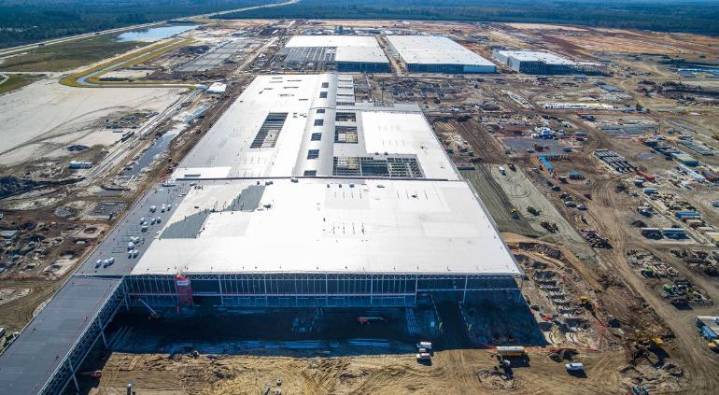 Megaredada en planta de Hyundai de Georgia; detienen a 450 migrantes