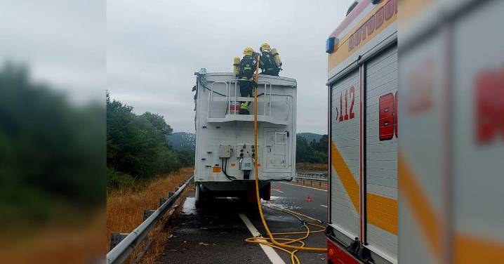 Arde un camión cargado de plásticos en la A
