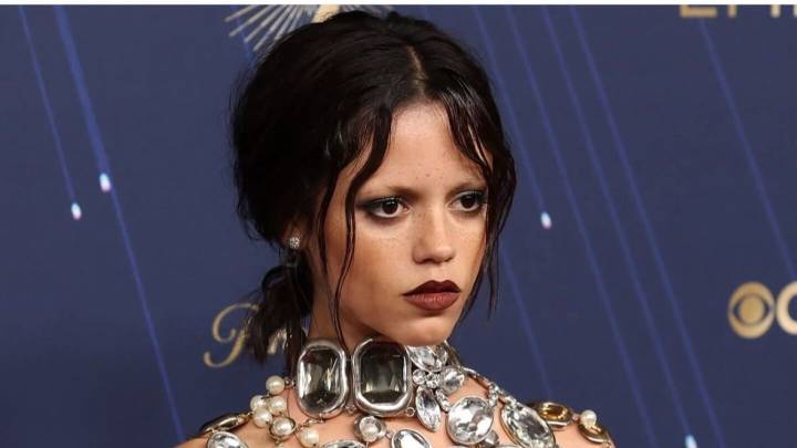 Jenna Ortega impacta con su look en los Emmy 2025