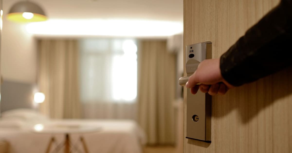 Hallan sin vida a agente y cadete de SSPE en hotel de Chihuahua; investigan homicidio