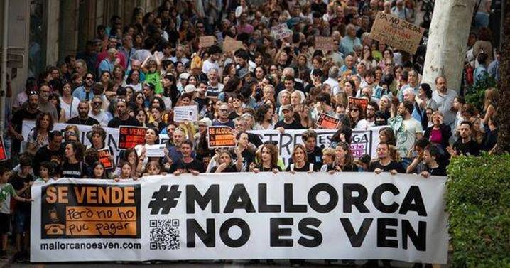 Brits in Spain issued with fresh warning as anti-tourists brand them 'annoying'
