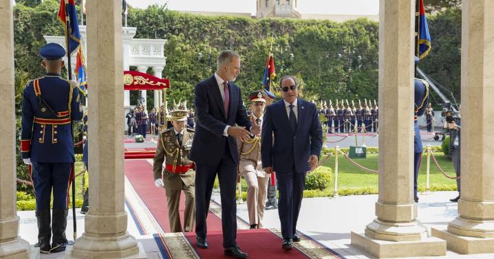 La honorable ofrenda floral de los Reyes en su visita oficial a Egipto