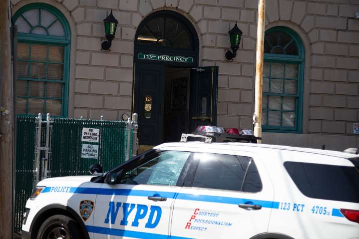NYPD officer injured after suspect allegedly lunges at him in Staten Island precinct
