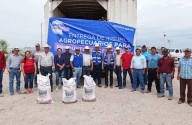 Entrega diputado Zubia apoyos a productores de Jiménez