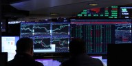 Suben los bonos y baja más de 100 puntos al riesgo país