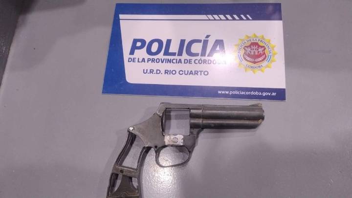 Tres menores fueron sorprendidos con un arma de fuego cerca del puente Colgante