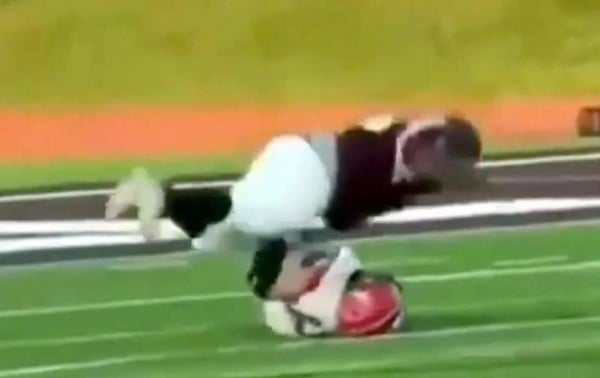 Video.- Fractura jugador pesado a rival tras saltarle encima