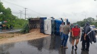 Periférico de Mérida: vuelca camión durante la fuerte lluvia