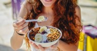 Cuida tu colon: la fruta repleta de antioxidantes que ayuda a limpiar el organismo y previene enfermedades