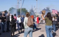 Agentes disparan gas lacrimógeno a manifestantes en edificio del ICE en las afueras de Chicago