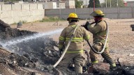 Incendio en baldío frente al rastro consume cuarto de madera