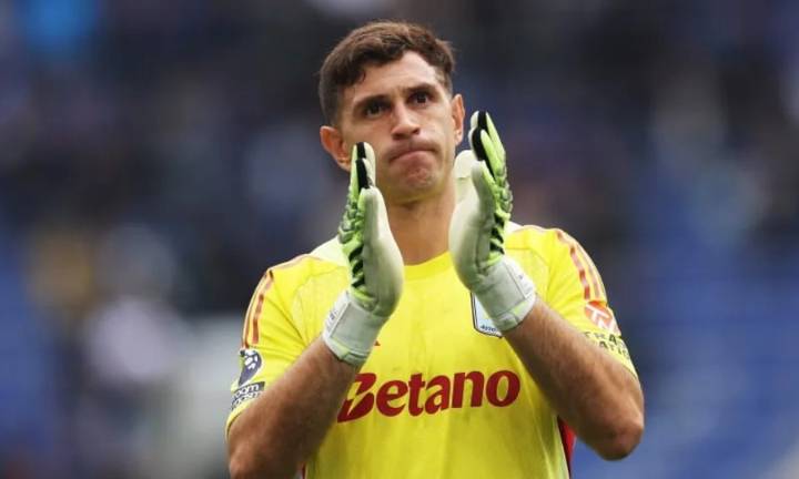 Dibu Martínez fue la figura del Aston Villa: el gesto cómplice a los fanáticos tras la polémica por su frustrada venta