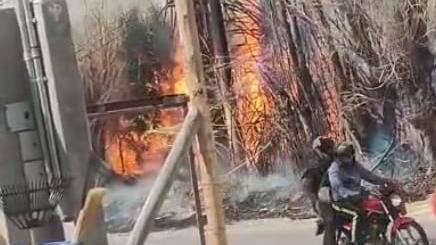 Feroz incendio en Rawson alertó a los vecinos y dejó a un barrio sin luz