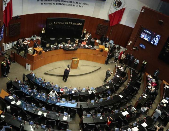 Luego de viajes de Noroña a Europa en clase premier, Senado se aprieta el cinturón