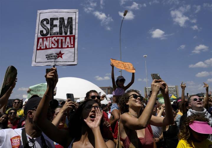 Brazilians protest against bill that could lead to a pardon for Bolsonaro and allies