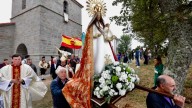 El Acebo derrocha fe entre las cenizas: los fieles acuden al santuario de Cangas del Narcea, asediado por los incendios este verano