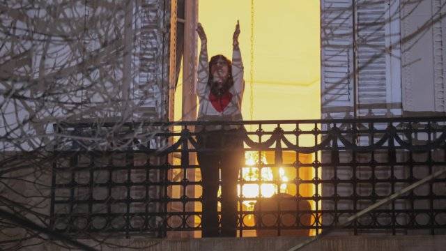 "Salí de la burbuja, hermano": Cristina capitaliza, desde su balcón, el batacazo anti Milei