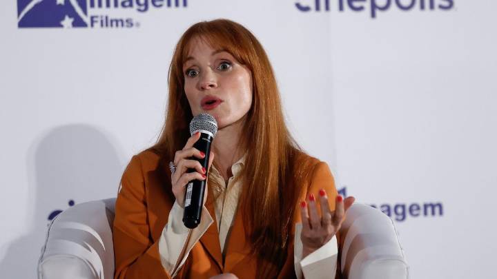 La actriz Jessica Chastain, en desacuerdo con Apple por posponer el estreno de la serie 'The Savant'