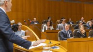 La bancada del PSOE no aplaude en el pleno la decisión Azcón de distinguir a Lambán
