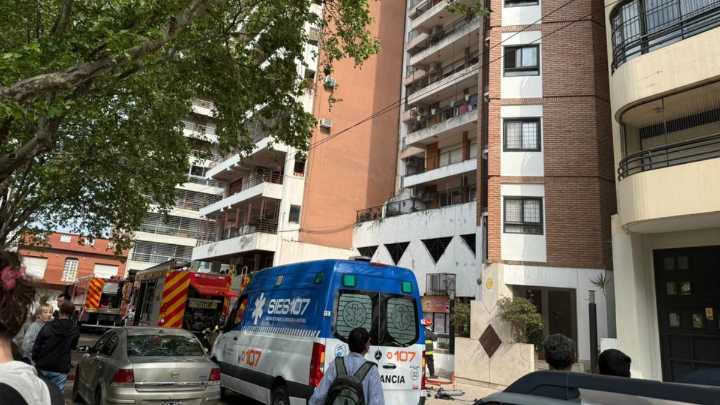 Incendio en un edificio céntrico: trabajaron tres dotaciones de Bomberos