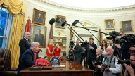 Se recrudece tensión con medios y gobierno de Trump